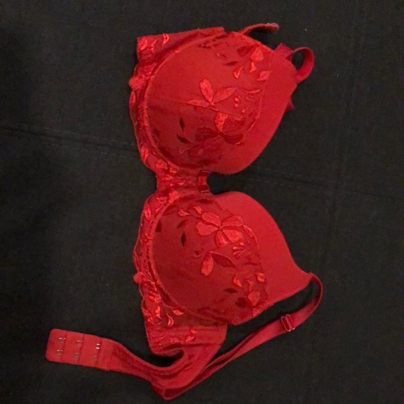 Red Bra. Triumph push up bra with padding. - Picture 3 of 9